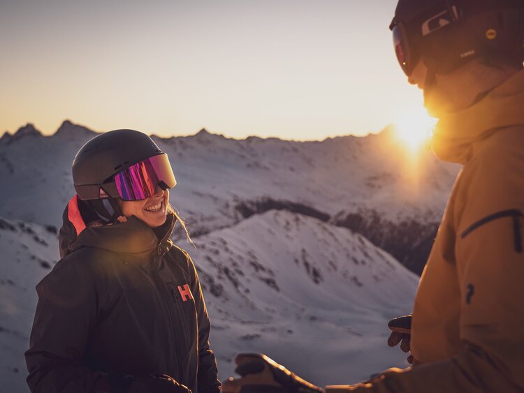 2 Skifahrer beim Sonnenaufgang  | © Davos Klosters Mountains 