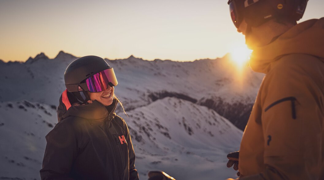 2 Skifahrer beim Sonnenaufgang | © Davos Klosters Mountains 2 skiers watching sunrise | © Davos Klosters Mountains