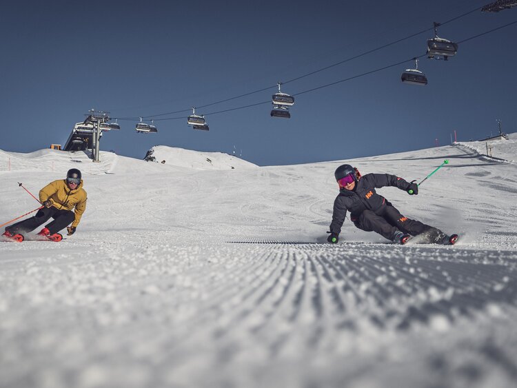 2 Skifahrer auf frisch präparierter Piste  | © Davos Klosters Mountains 