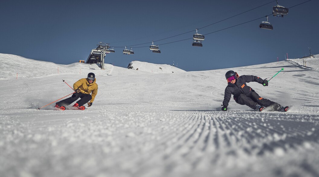 2 Skifahrer auf frisch präparierter Piste | © Davos Klosters Mountains 2 skiers on prepared ski slope | © Davos Klosters Mountains