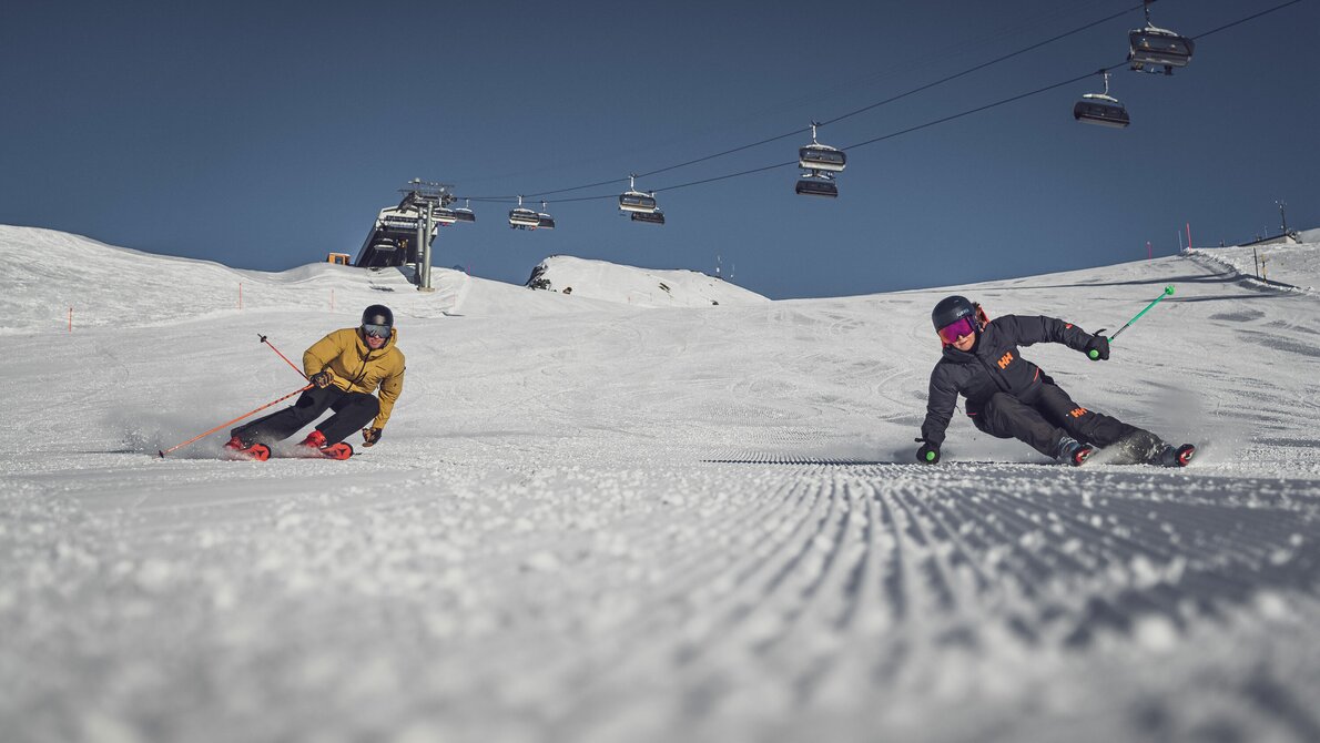 2 Skifahrer auf frisch präparierter Piste  | © Davos Klosters Mountains 