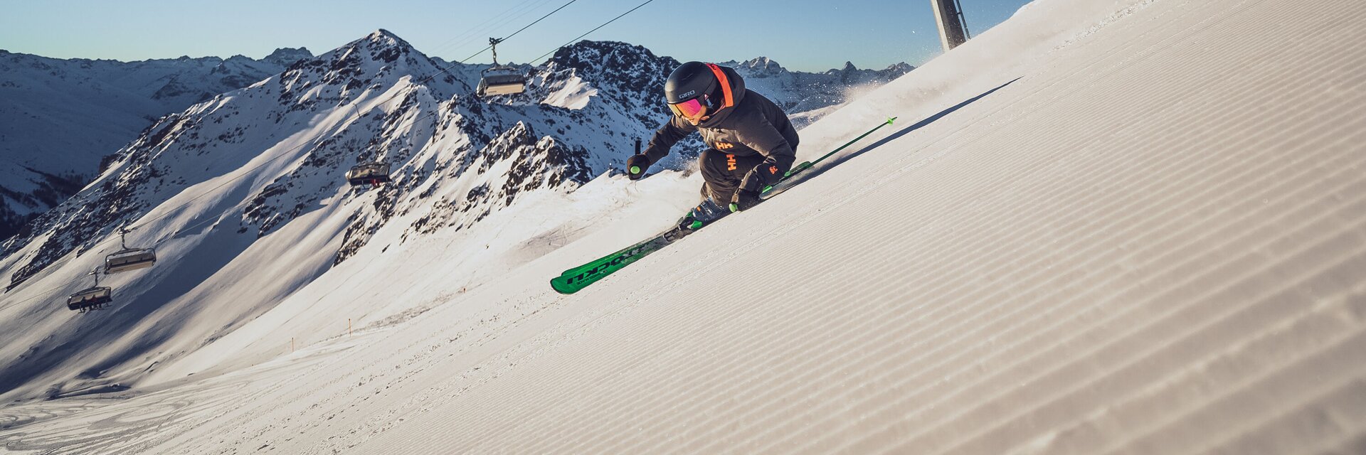 Skifahrer auf steiler Skipiste | © Davos Klosters Mountains Skifahrer auf steiler Skipiste | © Davos Klosters Mountains