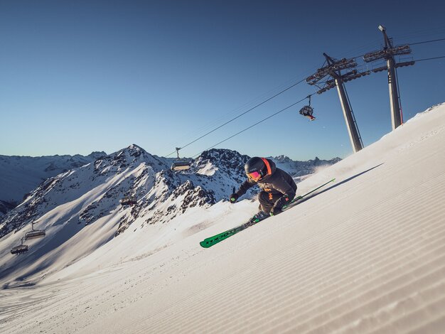 Skifahrer auf steiler Skipiste  | © Davos Klosters Mountains 