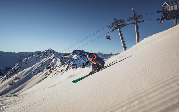 Skifahrer auf steiler Skipiste  | © Davos Klosters Mountains 