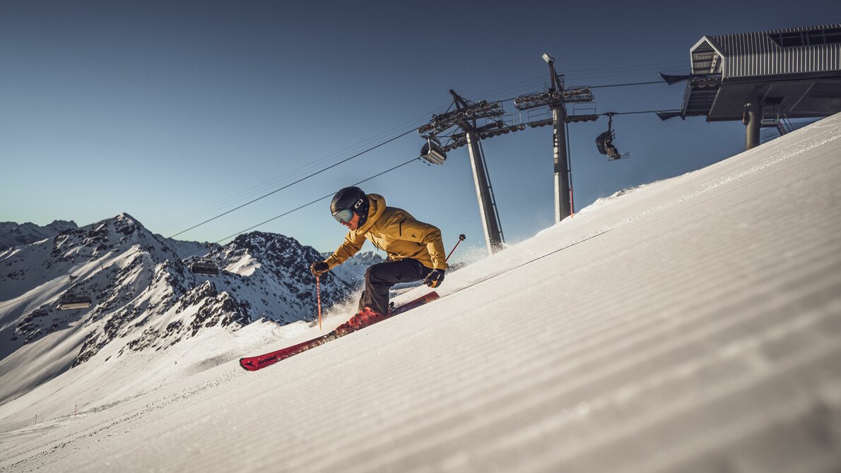 Skifahrer auf Talabfahrt  | © Davos Klosters Mountains 