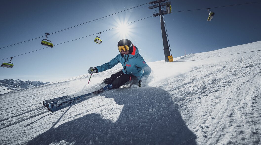 Skifahrerin Totalp Parsenn | © Davos Klosters Mountains Lokale Skifahrerin Melanie Michel fährt unter dem Totalp Lift auf Parsenn über die perfekte Skipiste. | © Davos Klosters Mountains