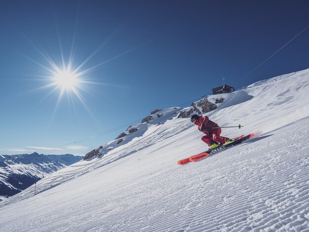 Skifahrer im Steilhang  | © Davos Klosters Mountains 