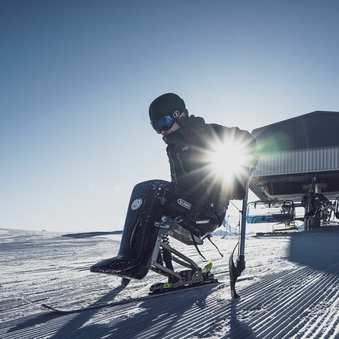 Skifahrer mit besonderen Bedürfnissen auf Monoski | © Davos Klosters Mountains 