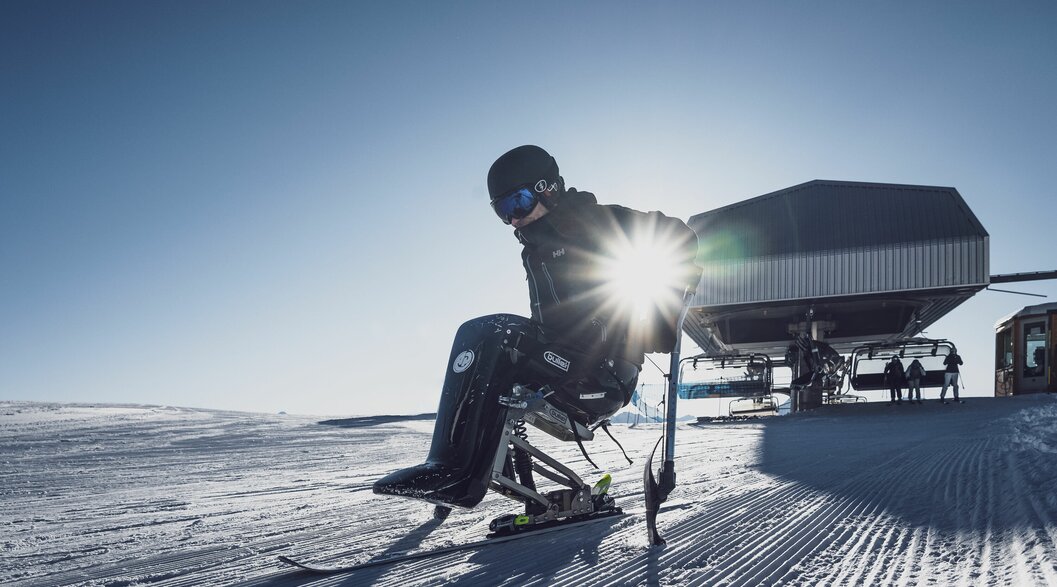 Skifahrer mit besonderen Bedürfnissen auf Monoski | © Davos Klosters Mountains Skifahrer mit besonderen Bedürfnissen auf Monoski | © Davos Klosters Mountains