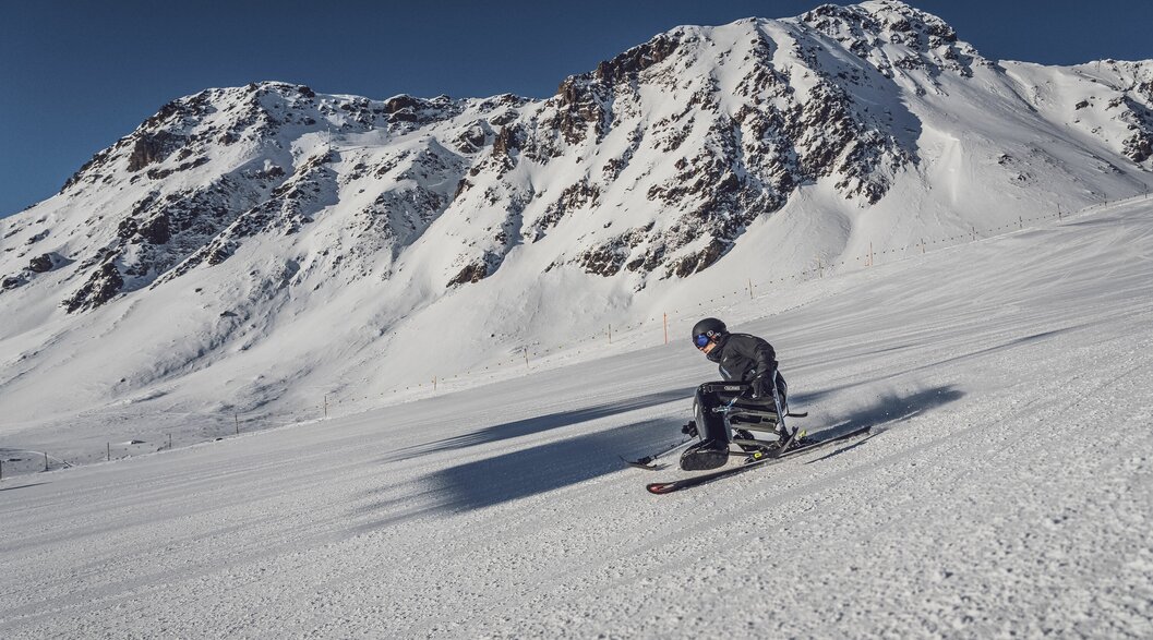 Monoskifahrer auf Skipiste | © Davos Klosters Mountains Monoskifahrer auf Skipiste | © Davos Klosters Mountains