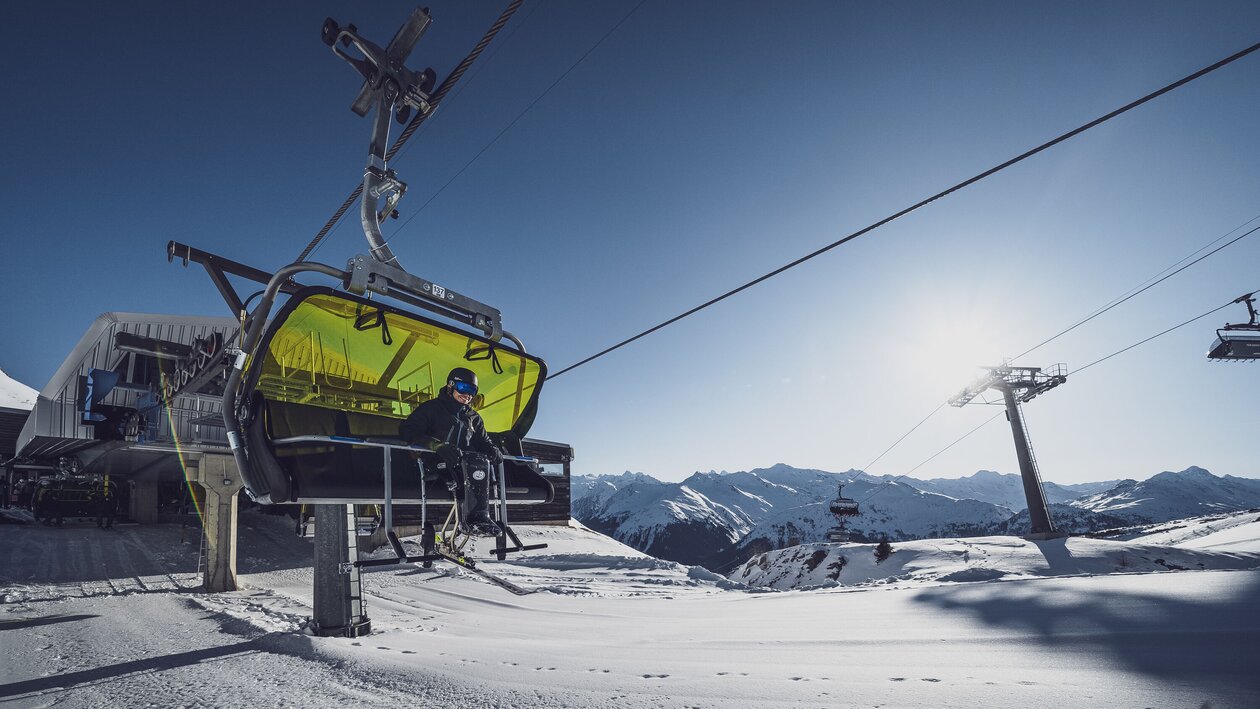 Monoskifahrer auf Sessellift  | © Davos Klosters Mountains 