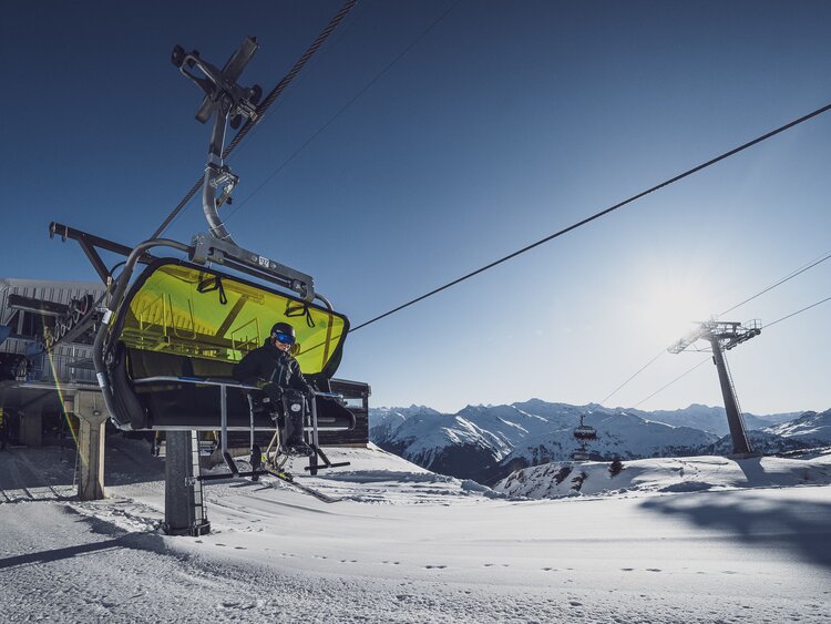Monoskifahrer auf Sessellift  | © Davos Klosters Mountains 