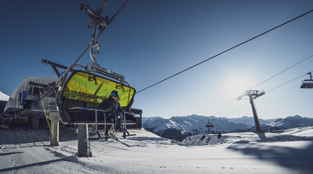 Monoskifahrer auf Sessellift | © Davos Klosters Mountains Monoskifahrer auf Sessellift | © Davos Klosters Mountains