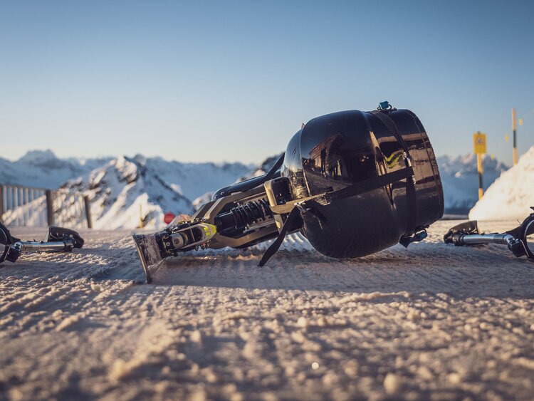 Monoski abgelegt auf Boden  | © Davos Klosters Mountains 