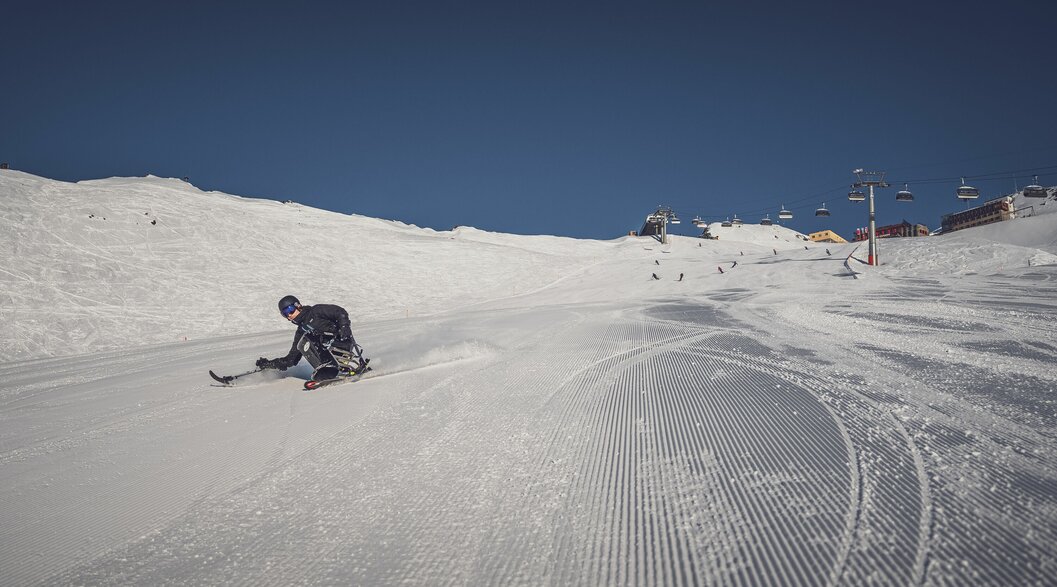 Monoskifahrer auf Skipiste | © Davos Klosters Mountains Monoskifahrer auf Skipiste | © Davos Klosters Mountains