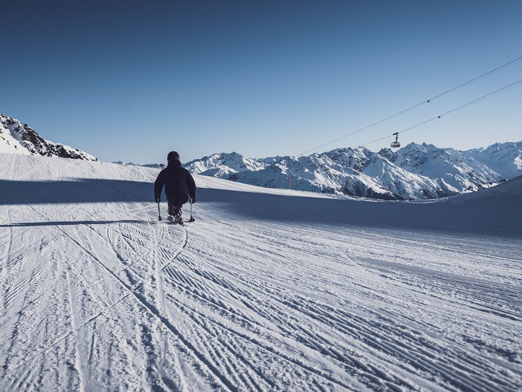 Monoskifahrer auf Skipiste  | © Davos Klosters Mountains 