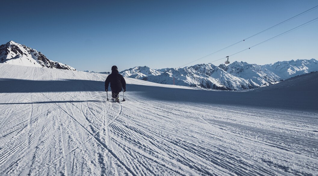 Monoskifahrer auf Skipiste | © Davos Klosters Mountains Monoskifahrer auf Skipiste | © Davos Klosters Mountains