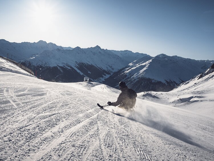 Monoskifahrer auf Skipiste  | © Davos Klosters Mountains 