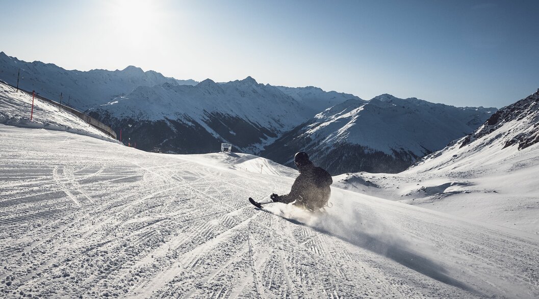 Monoskifahrer auf Skipiste | © Davos Klosters Mountains Monoskifahrer auf Skipiste | © Davos Klosters Mountains