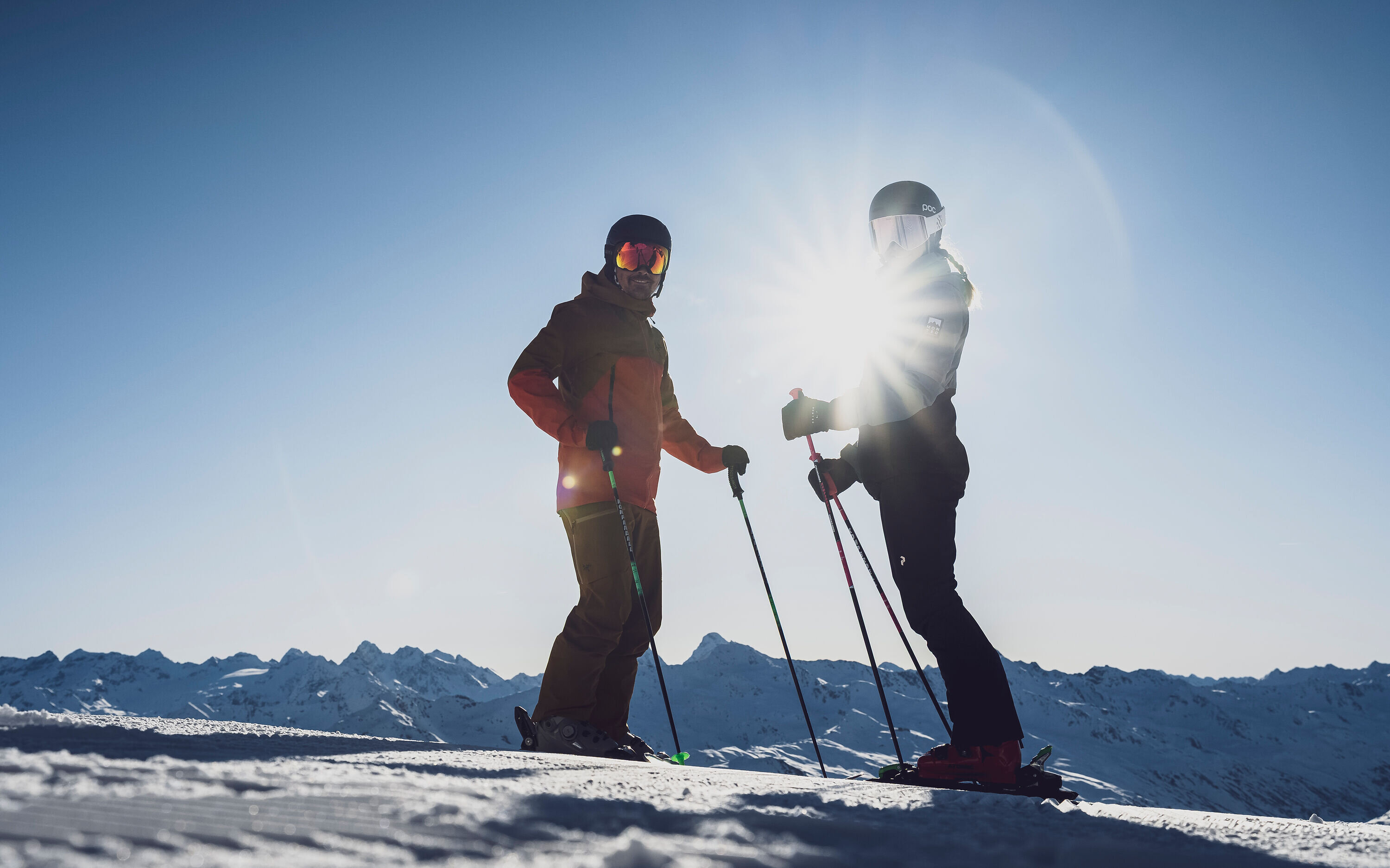 Zwei Skifahrer in der Sonne am Berg im Winter | © Davos Klosters Bergbahnen AG