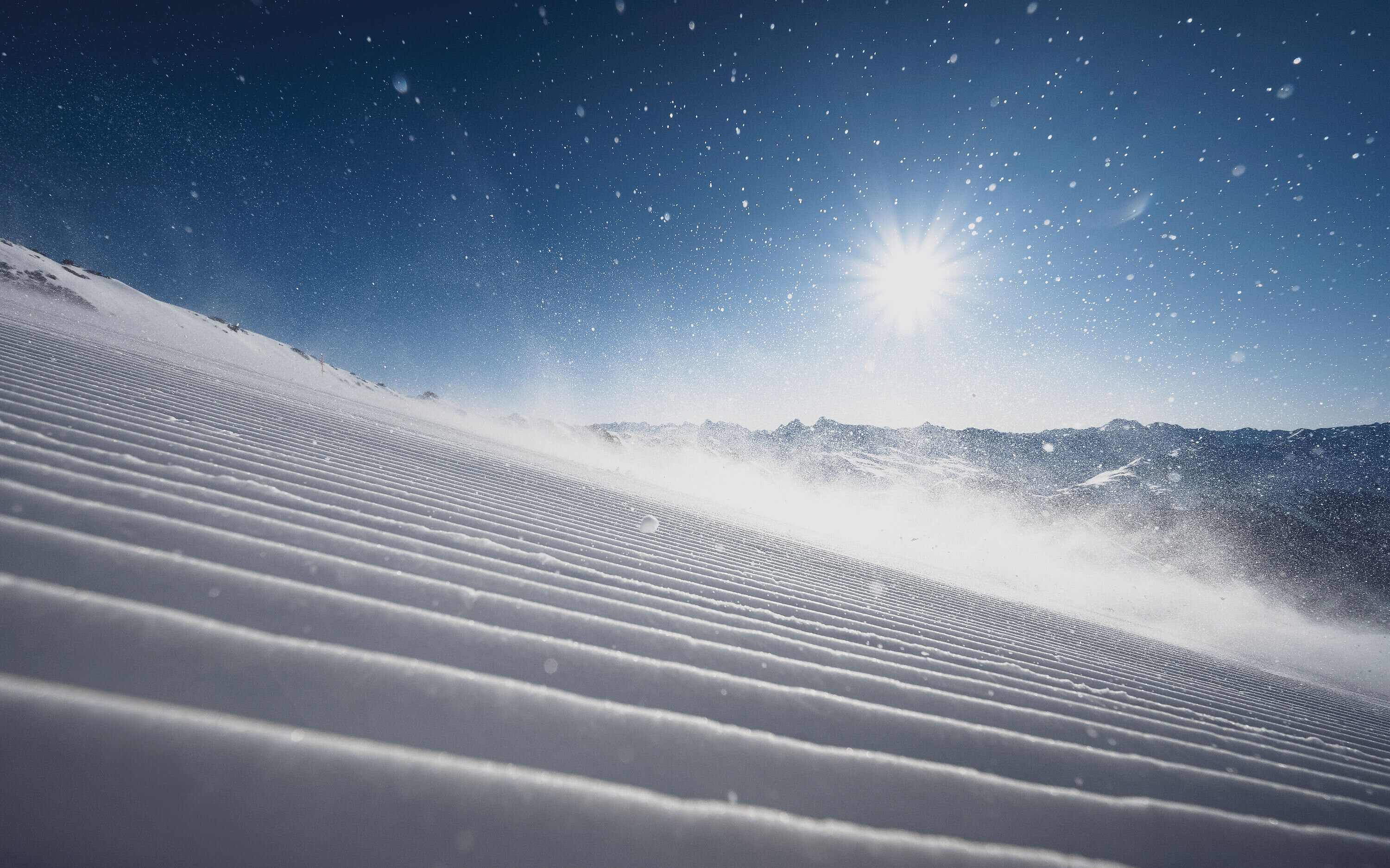 Herrliche verschneite Piste perfekt präpariert gegen die Sonne fotografiert | © Davos Klosters Bergbahnen AG