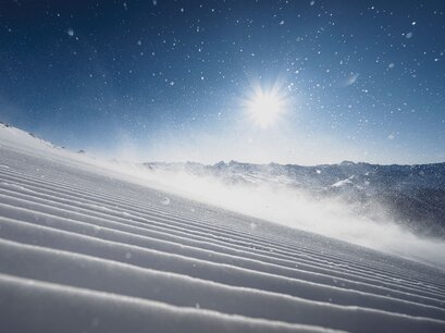 Herrliche verschneite Piste perfekt präpariert gegen die Sonne fotografiert | © Davos Klosters Bergbahnen AG