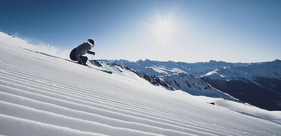 Skifahrer auf frisch präparierter Piste