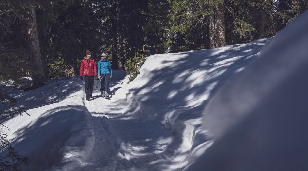 2 Wanderer auf Winterwanderweg | © Davos Klosters Mountains 2 Wanderer auf Winterwanderweg | © Davos Klosters Mountains
