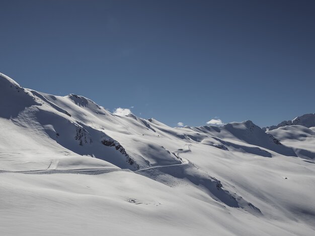 Winterwanderweg in den Bergen  | © Davos Klosters Mountains 