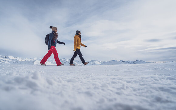 Zwei Freundinnen geniessen die Winterwanderung auf Parsenn Gotschna. | © Davos Klosters Mountains