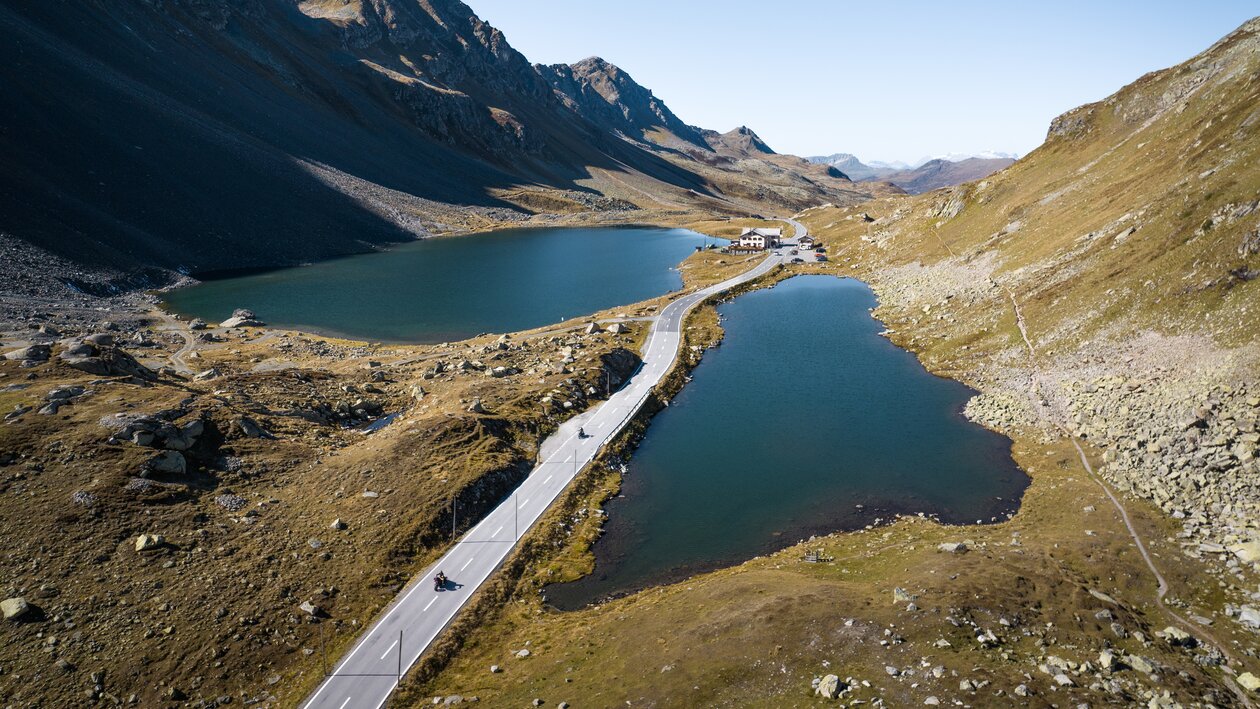 Zwei Biker fahren auf der Passhöhe des Flüelapass Davos Klosters | © Andri Flury DDO