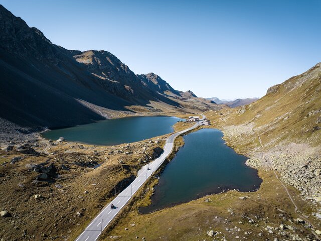 Zwei Biker fahren auf der Passhöhe des Flüelapass Davos Klosters | © Andri Flury DDO