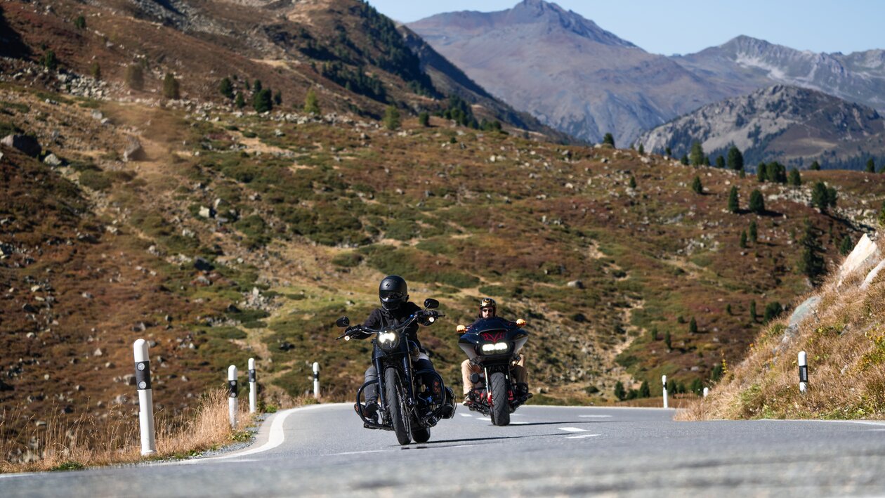 Zwei Motorradfahrer am Flüelapass | © Andri Flury DDO