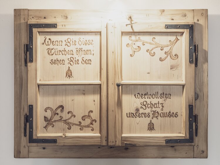 Wunderbare Verzierung an altem Fensterladen aus Holz. | © Davos Klosters Mountains