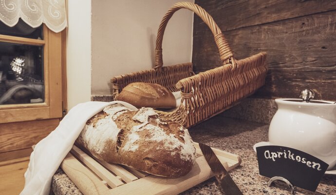 Frisch gebackenes Brot liegt auf dem Frühstücksbuffet bereit für die Gäste der Alten Post. | © Davos Klosters Mountains