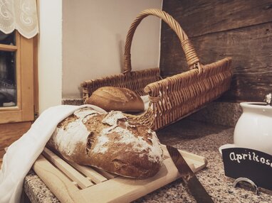 Frisch gebackenes Brot liegt auf dem Frühstücksbuffet bereit für die Gäste der Alten Post. | © Davos Klosters Mountains