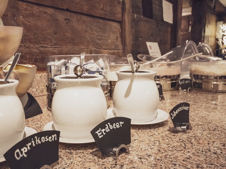 Frühstücksbuffet mit Namensschilder | © Davos Klosters Mountains