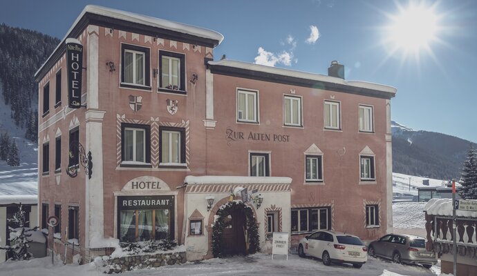 Hotel Alte Post in winterlicher Aussenansicht mit Sonne | © Davos Klosters Mountains