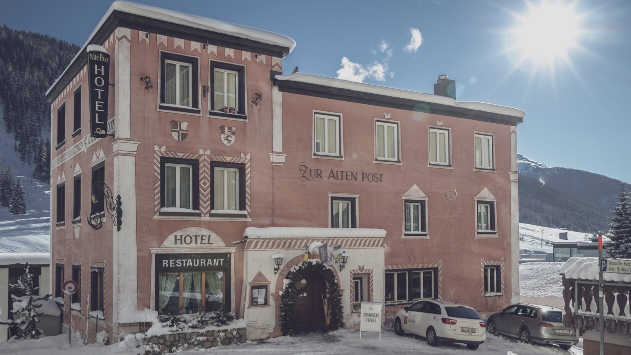 Hotel Alte Post in winterlicher Aussenansicht mit Sonne | © Davos Klosters Mountains