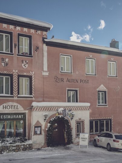 Hotel Alte Post in winterlicher Aussenansicht mit Sonne | © Davos Klosters Mountains