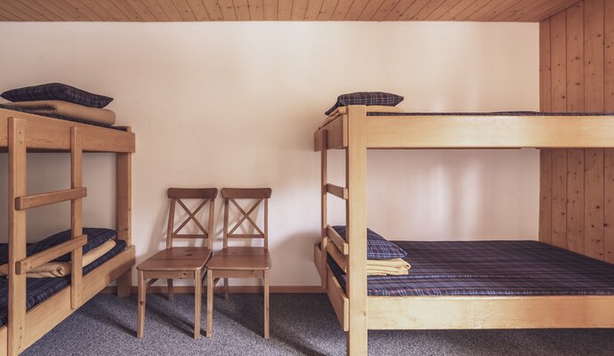 Praktisch eingerichtetes Mehrbettzimmer im Berghostel Jschalp. | © Davos Klosters Mountains