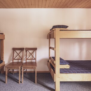 Praktisch eingerichtetes Mehrbettzimmer im Berghostel Jschalp. | © Davos Klosters Mountains