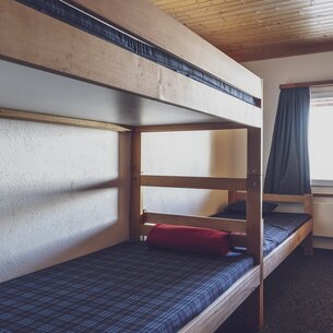 Bright multi-bed room with bunk beds | © Davos Klosters Mountains