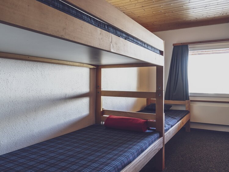 Helles Mehrbettzimmer mit Stockbetten | © Davos Klosters Mountains