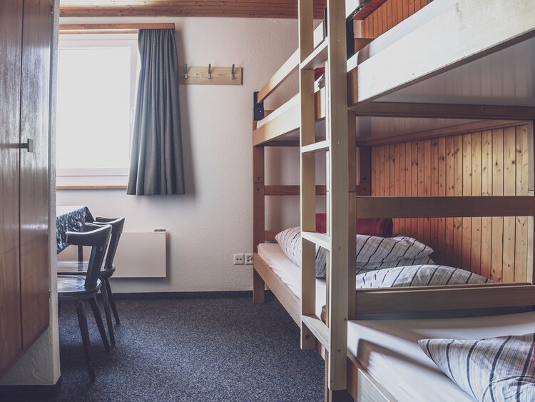 Helles Mehrbettzimmer mit Stockbetten | © Davos Klosters Mountains