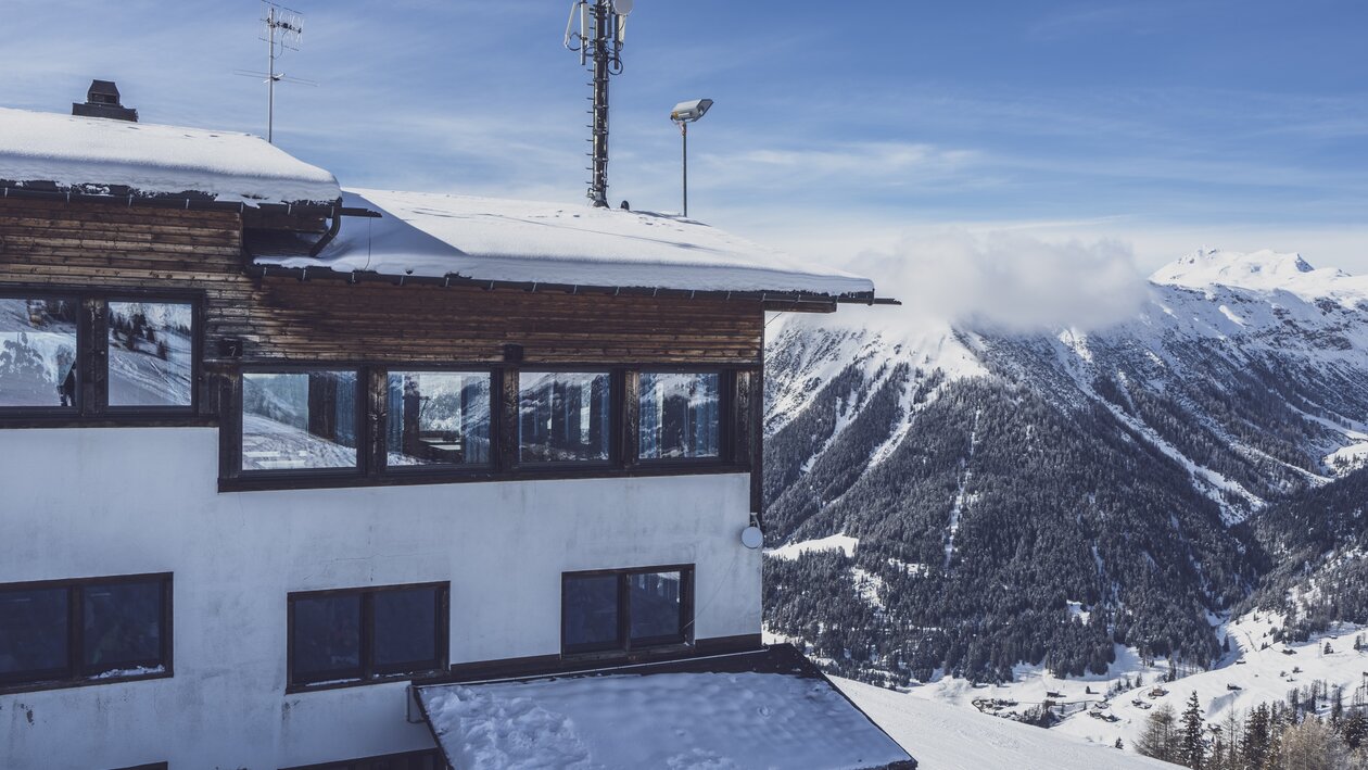 Aussenansicht berghostel mit Bergpanorama. | © Davos Klosters Mountains