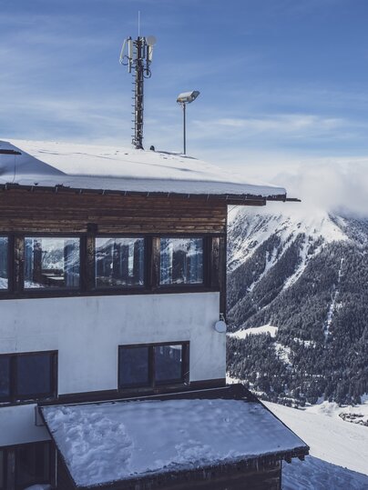 Aussenansicht berghostel mit Bergpanorama. | © Davos Klosters Mountains