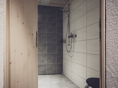 Moderne Dusche mit Holztür | © Davos Klosters Mountains