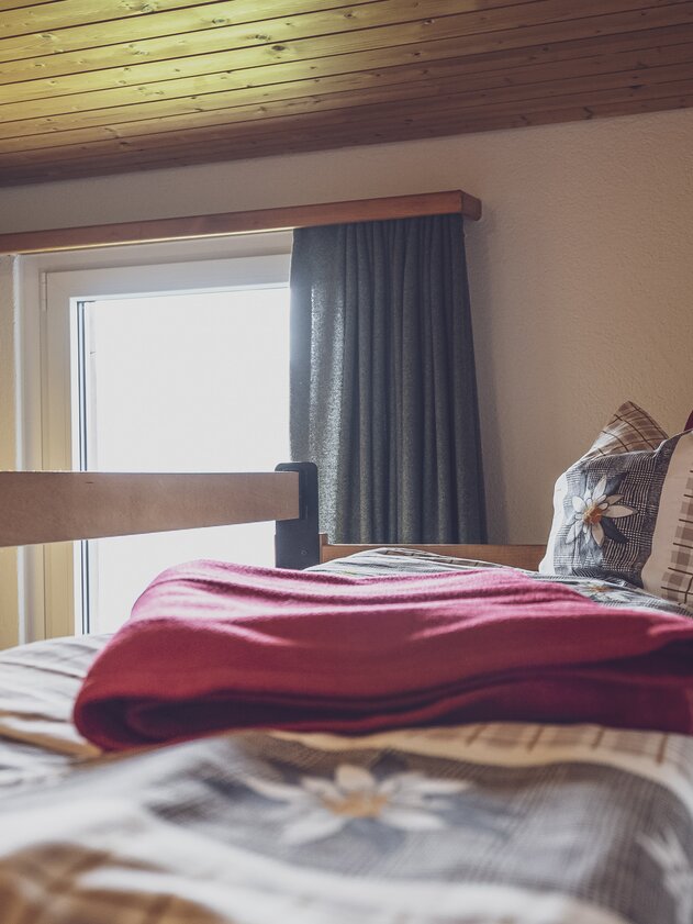 Bunk bed with blanket and a window | © Davos Klosters Mountains Bunk bed with blanket and a window | © Davos Klosters Mountains