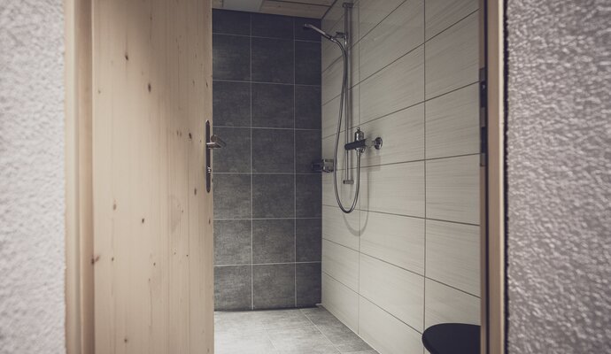 Modern shower with wooden door | © Davos Klosters Mountains